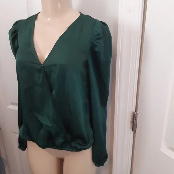 Sam & Jess Puff Shoulder Surplice Arresting Emerald Satin Wrap Top - Picture 4 of 10